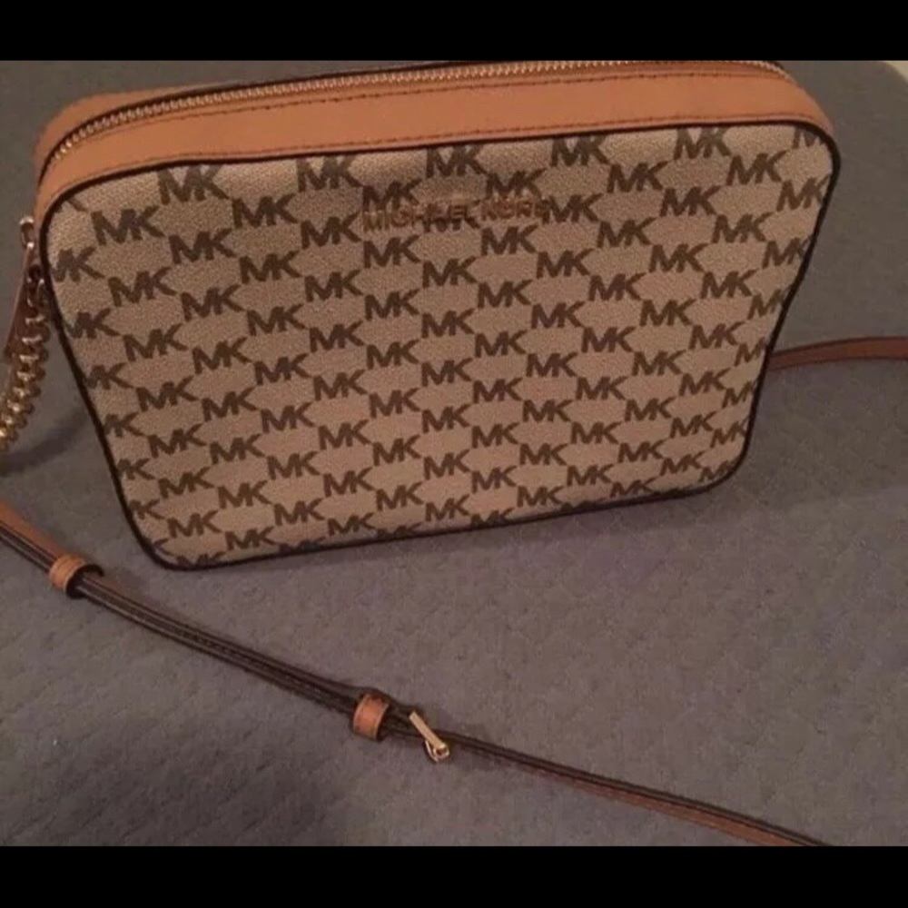 Michael Kors Crossbody - Picture 1 of 3